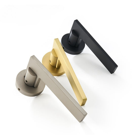 Moderne platte deurkruk in mat nikkel zwart en mat messing