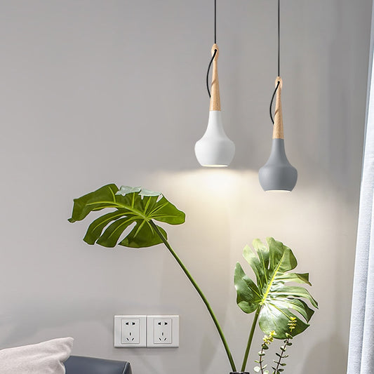 scandinavisch model hanglamp in een woonkamer, combinatie van grijs e wit aardewerk en hout