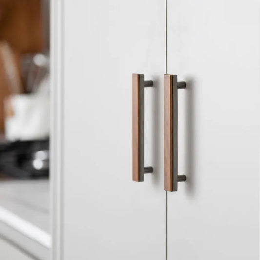 Meubelgreepje van Amerikaans walnoot op een witte kast