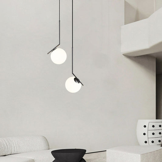elegante minimalistische zwarte hanglamp met een witte bol