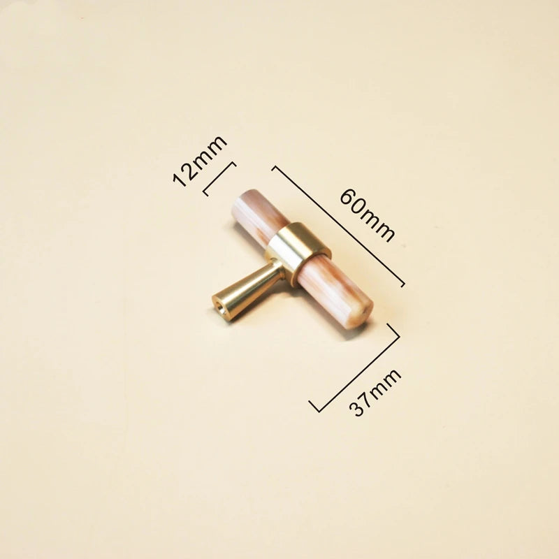 t-model meubelknop met messing en wit hoorn liggend op een beige ondergrond met afmetingen erbij