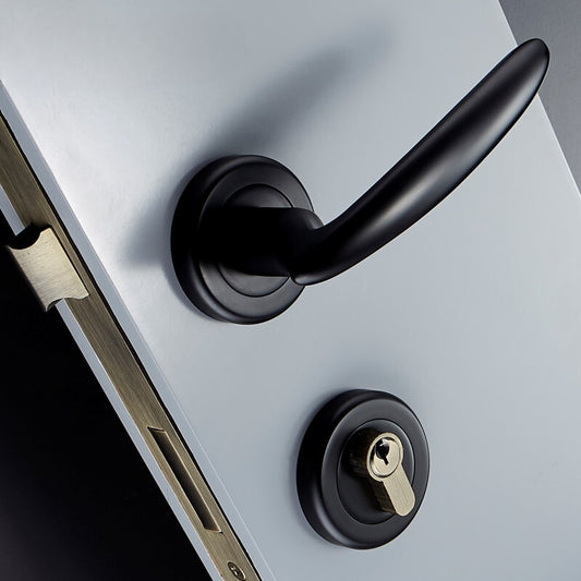 elegante klassieke zwarte deurkruk op rond rozet op een grijze deur