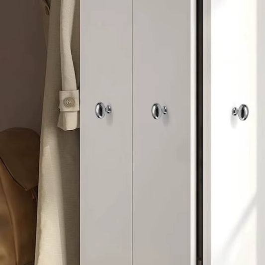 ei vormige meubelknop chroom op een witte garderobekast