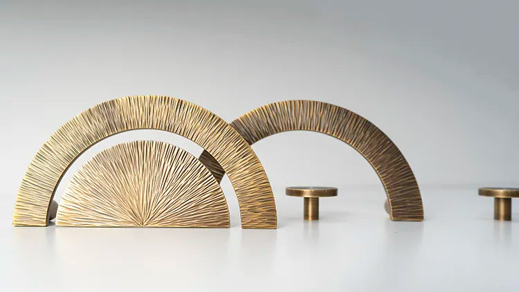 halve maan meubelgreep met hand bewerkt motief in mat brons.