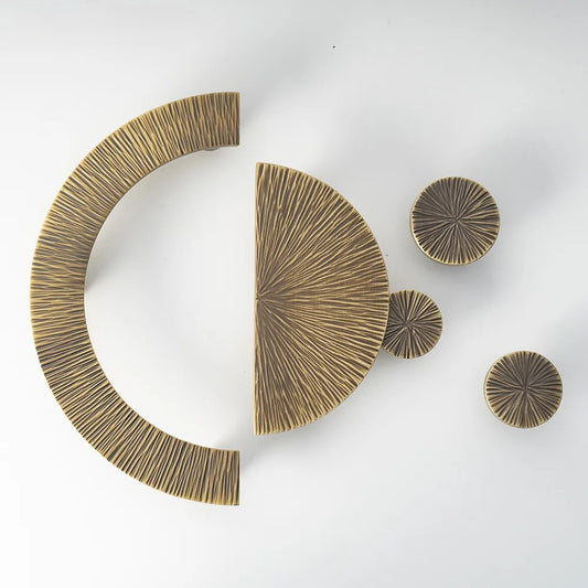 halve maan meubelgreep met hand bewerkt motief in mat brons.