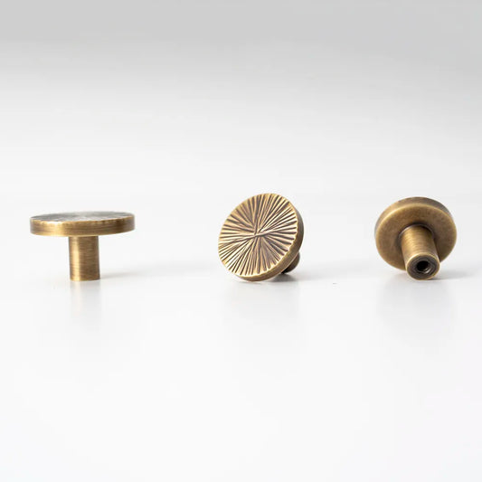 ronde meubelknop met motief uitgevoerd in geborsteld brons