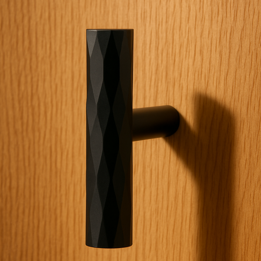 t-model meubelknop met facet tekening op een eiken ondergrond
