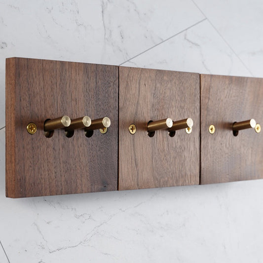 3 walnoot houten inbouw lichtschakelaars naast elkaar met mat messing toggle schakelaars