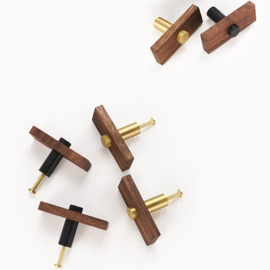 T-model meubelknoppen van plat walnoot en zwart metaal en mat messing