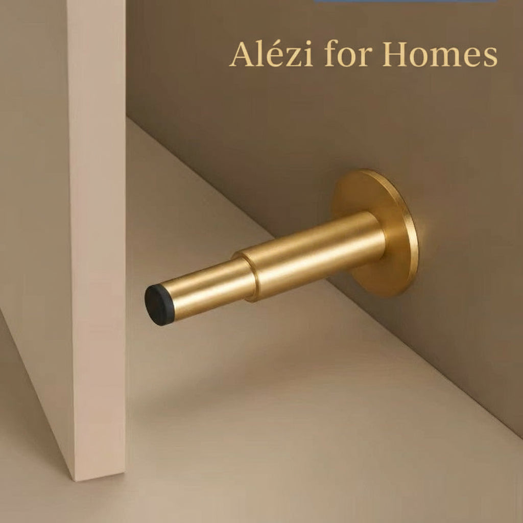 mat messing deurstopper op een beige wand