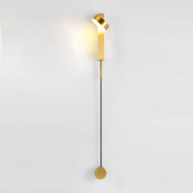 langwerpige dimbare wandlamp in messing met draaibare lamp