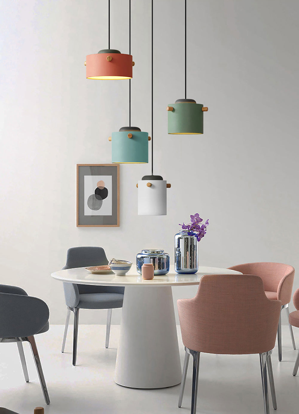 selectie van scandinavisch model hanglamp rond met houten elementen in verschillende poedertinten boven een ronde tafel