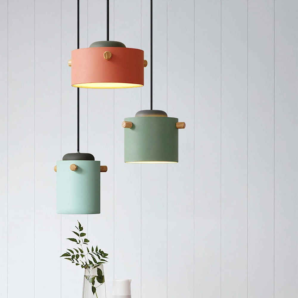 selectie van scandinavisch model hanglamp rond met houten elementen in verschillende poedertinten