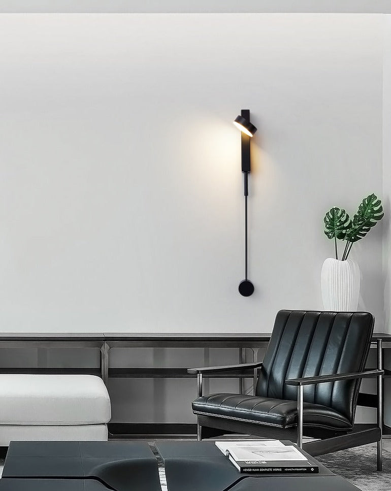 langwerpige dimbare wandlamp in zwart met draaibare lamp aan een witte muur in een woonkamer