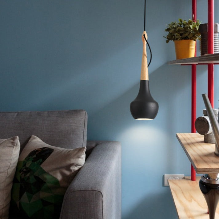 scandinavisch model hanglamp naast de bank in de woonkamer, combinatie van zwart aardewerk en hout