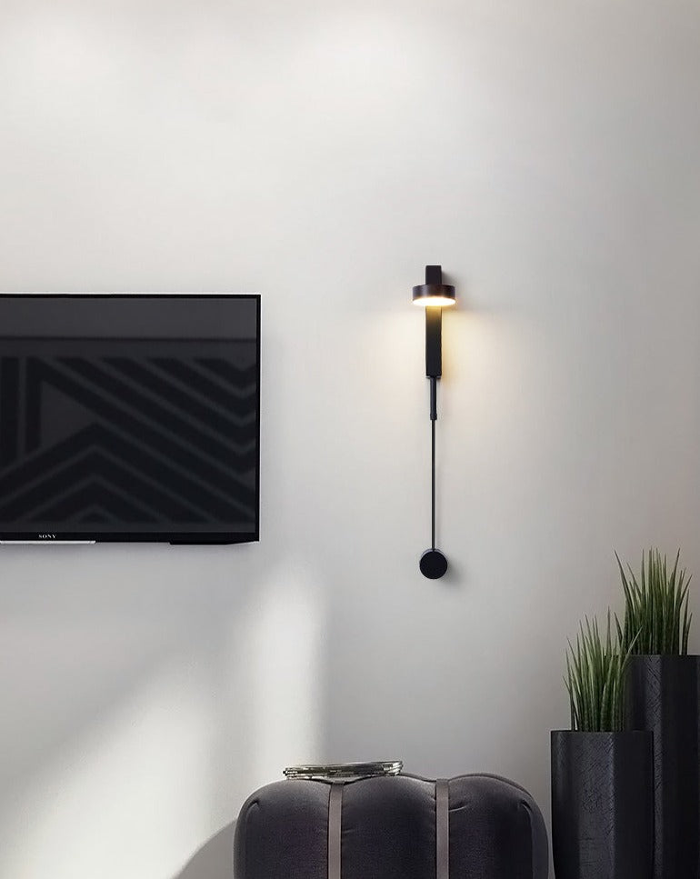 langwerpige dimbare wandlamp in zwart met draaibare lamp op een witte wand in een woonkamer