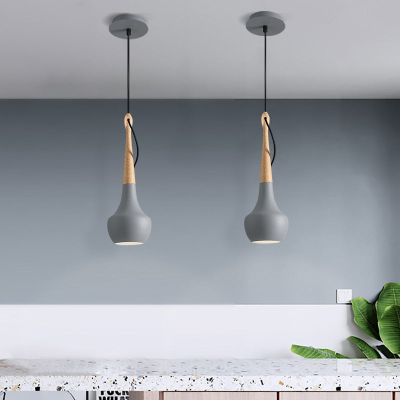 scandinavisch model hanglamp boven een keuken, combinatie van grijs aardewerk en hout