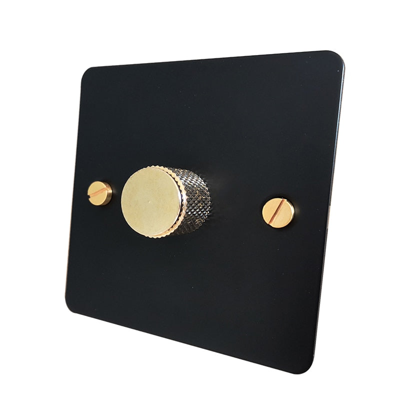 Zwarte platte inbouw licht dimmer met een gouden knop met knurled motief en messing schroeven