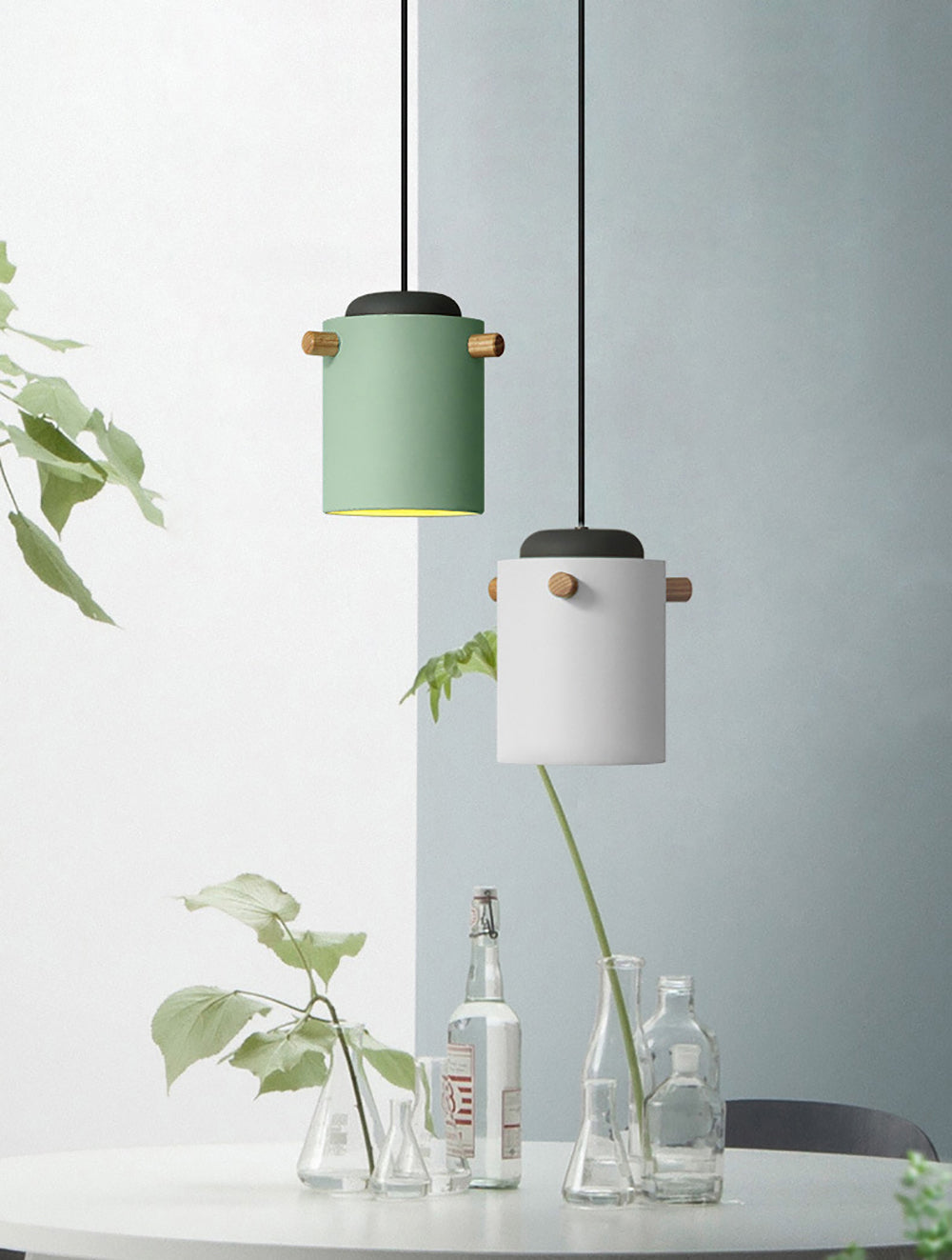 selectie van scandinavisch model hanglamp rond met houten elementen in verschillende poedertinten