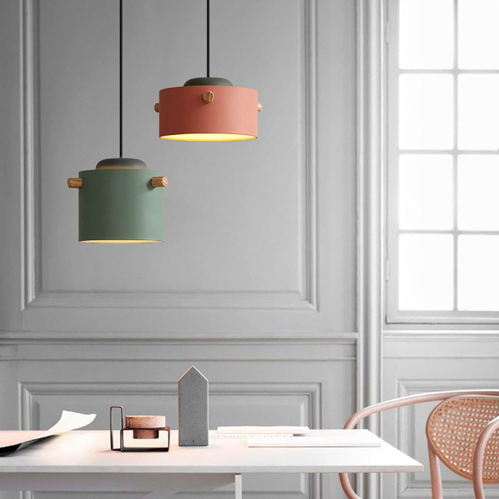 selectie van scandinavisch model hanglamp rond met houten elementen in verschillende poedertinten