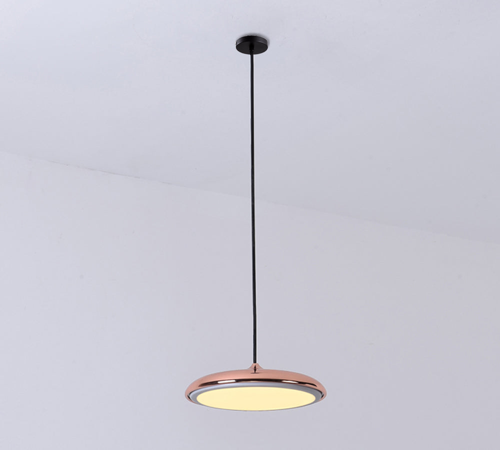 ufo vormige hanglamp in rosé goud licht aan