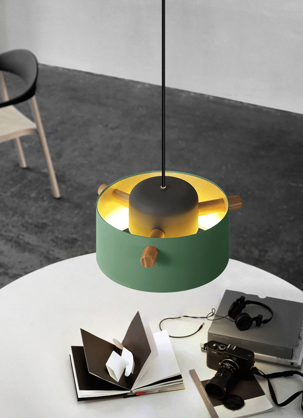 scandinavisch model hanglamp rond met houten elementen groen boven een witte ronde tafel