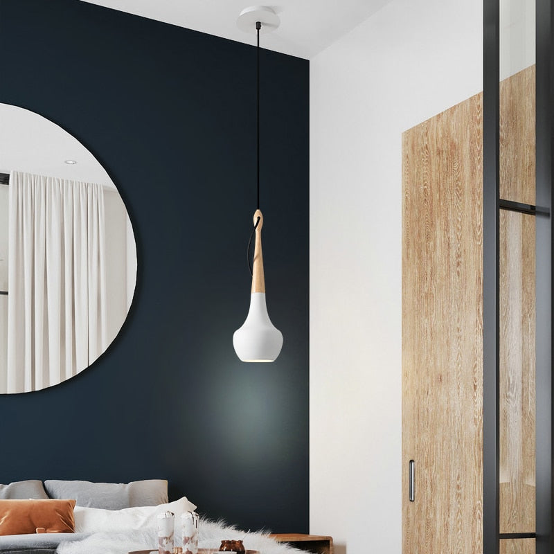 scandinavisch model hanglamp naast het bed in de slaapkamer, combinatie van wit aardewerk en hout