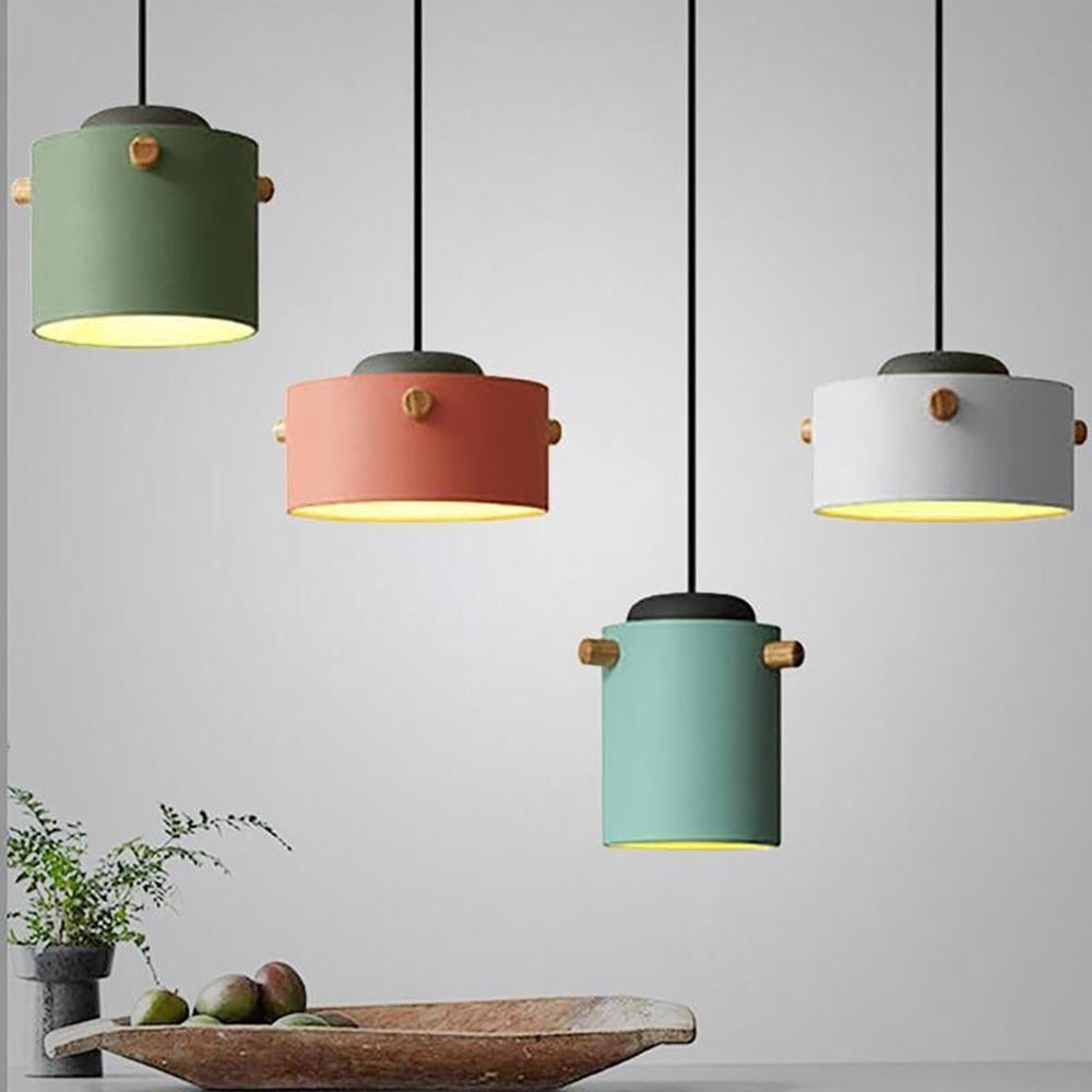 selectie van scandinavisch model hanglamp rond met houten elementen in verschillende poedertinten