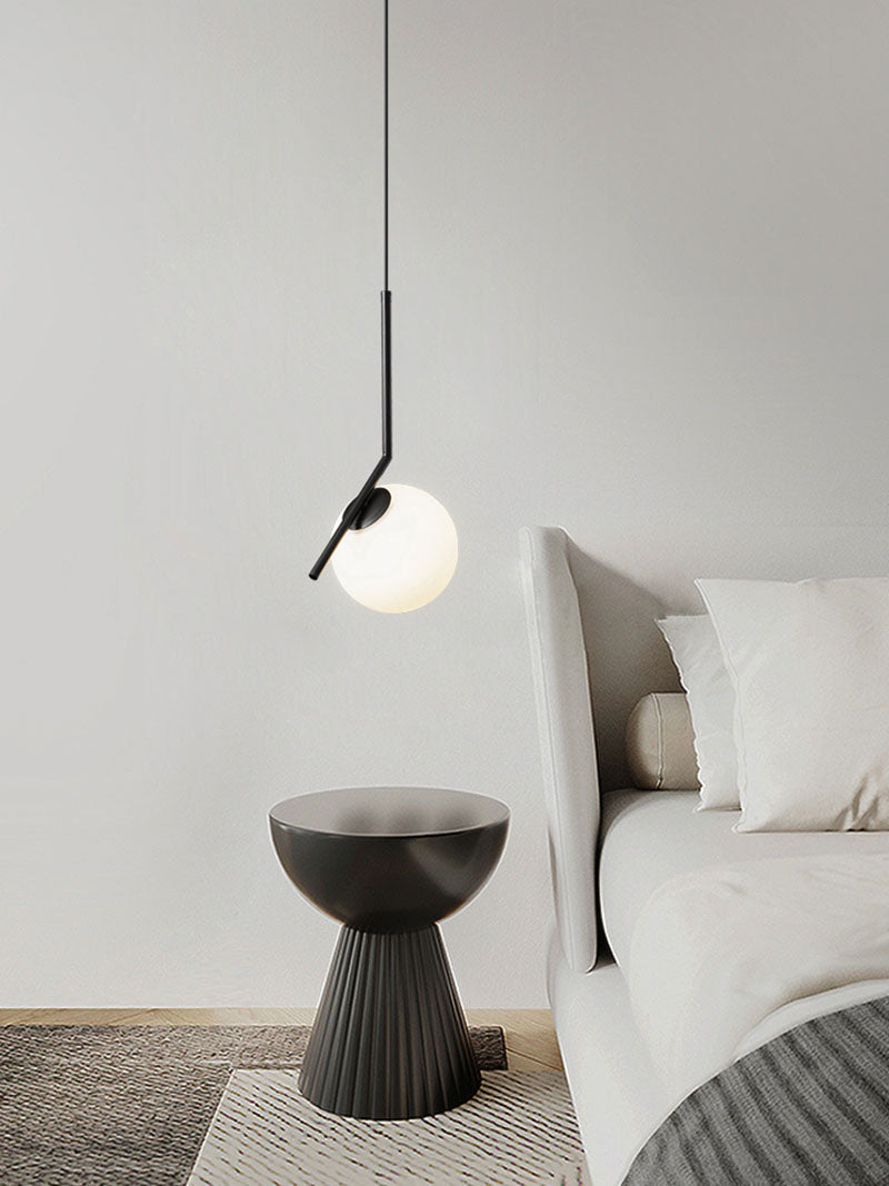 elegante minimalistische zwarte hanglamp met een witte bol