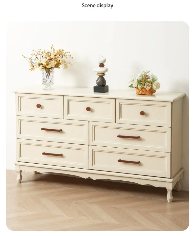 Een klassieke wit dressoir met walnoot houten meubelgreepjes en meubelknopjes.