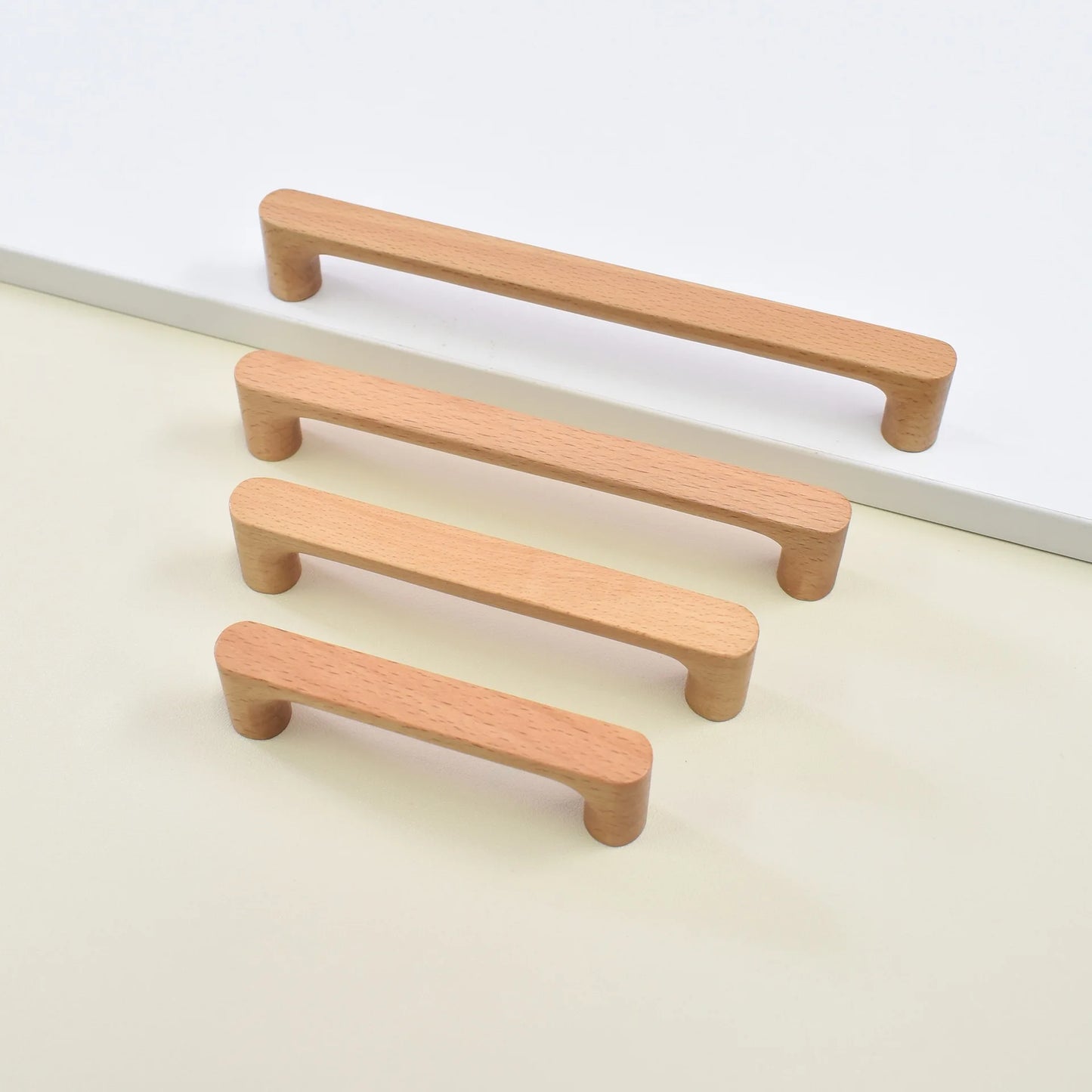 Overzicht van 4 verschillende maten meubelgreepjes van Berkenhout.