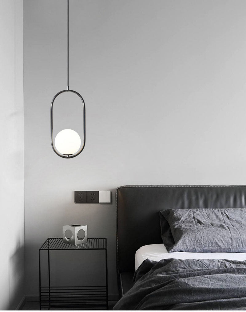 elegante minimalistische zwarte hanglamp ovaal vormig met een witte bol