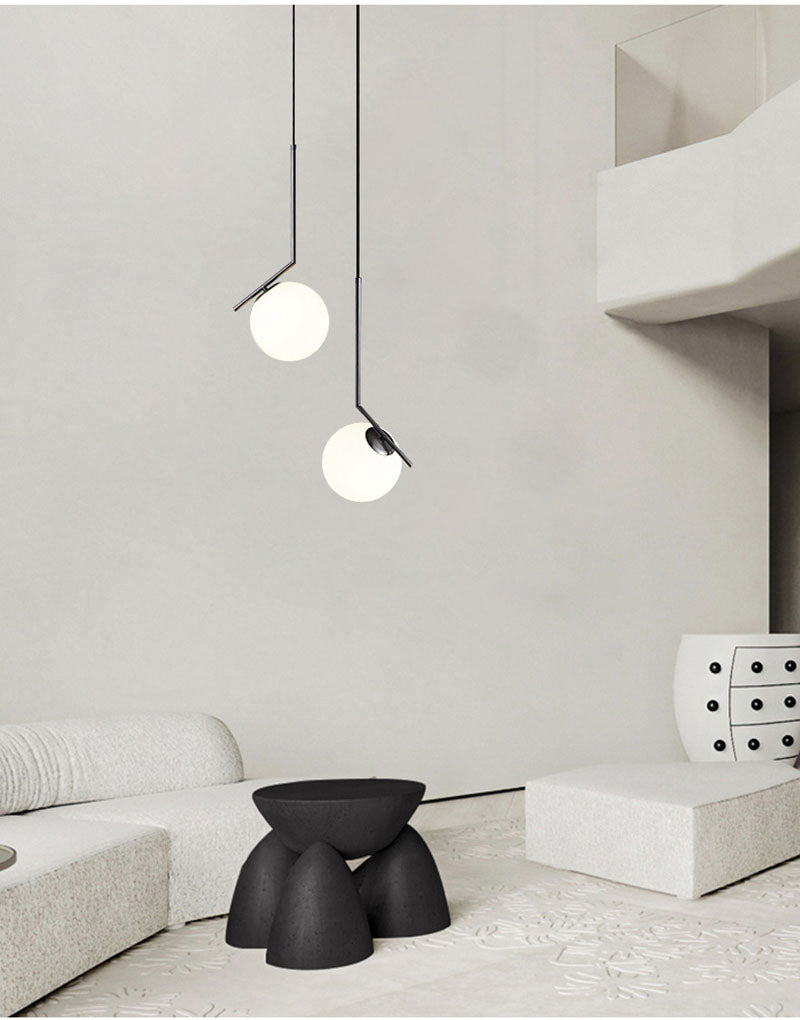 elegante minimalistische zwarte hanglamp met een witte bol