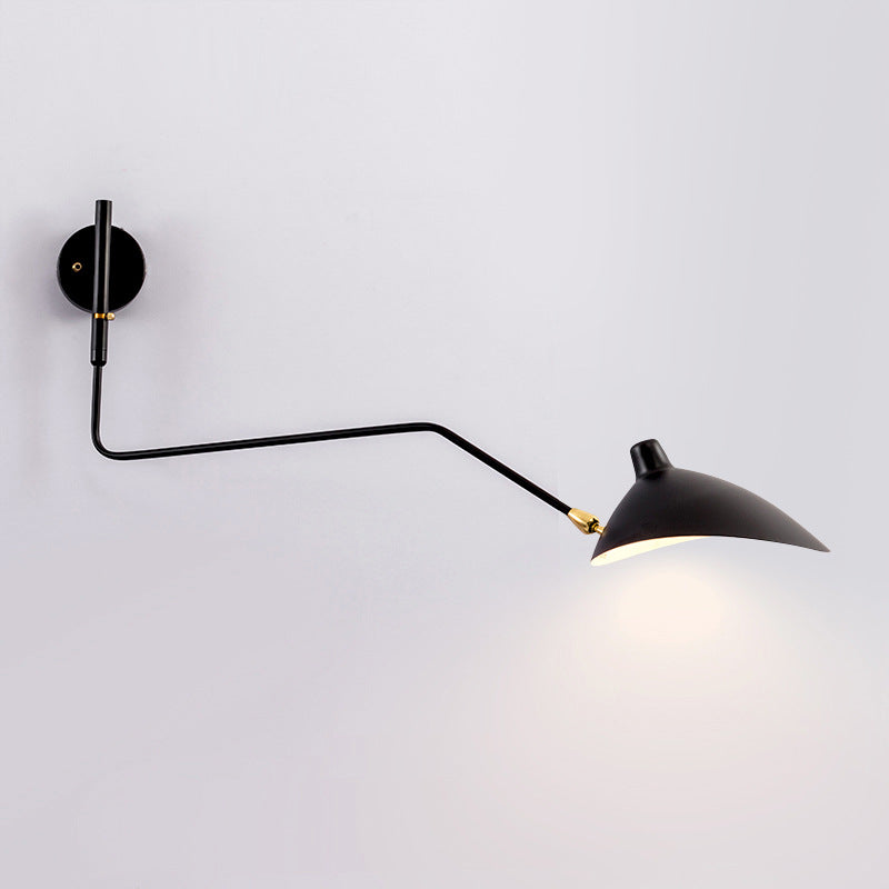 zwarte brandende moderne wandlamp met 1 slanke gebogen arm