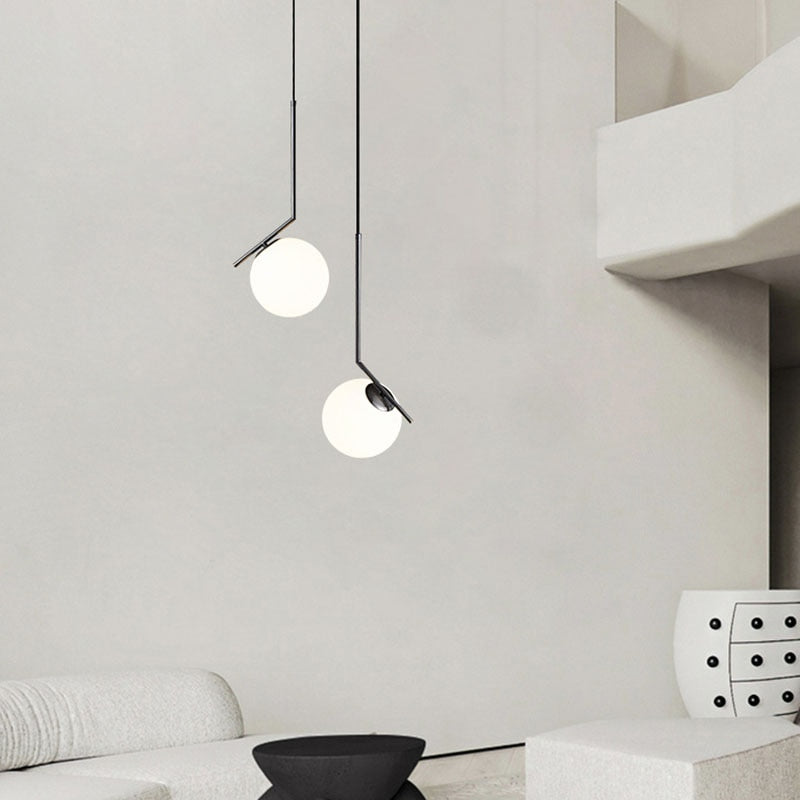 elegante minimalistische zwarte hanglamp met een witte bol