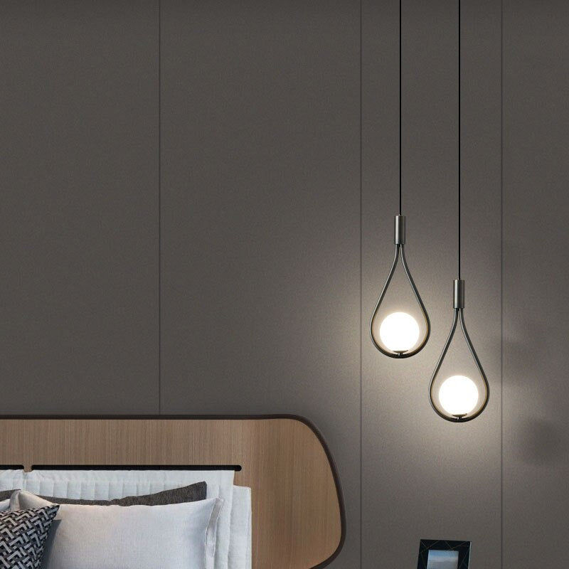 elegante minimalistische zwarte hanglamp druppel vormig met een witte bol