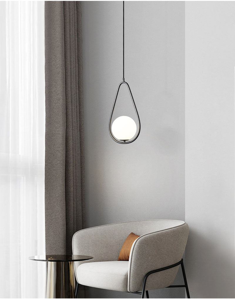 elegante minimalistische zwarte hanglamp druppel vormig met een witte bol