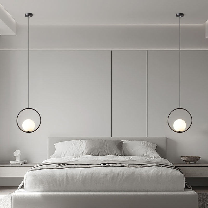 elegante minimalistische zwarte hanglamp met rond frame  en een witte bol