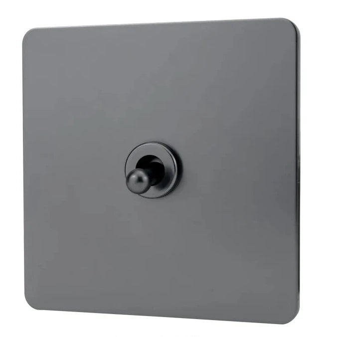 enkele klassiek vierkante metalen lichtschakelaar in gun metal