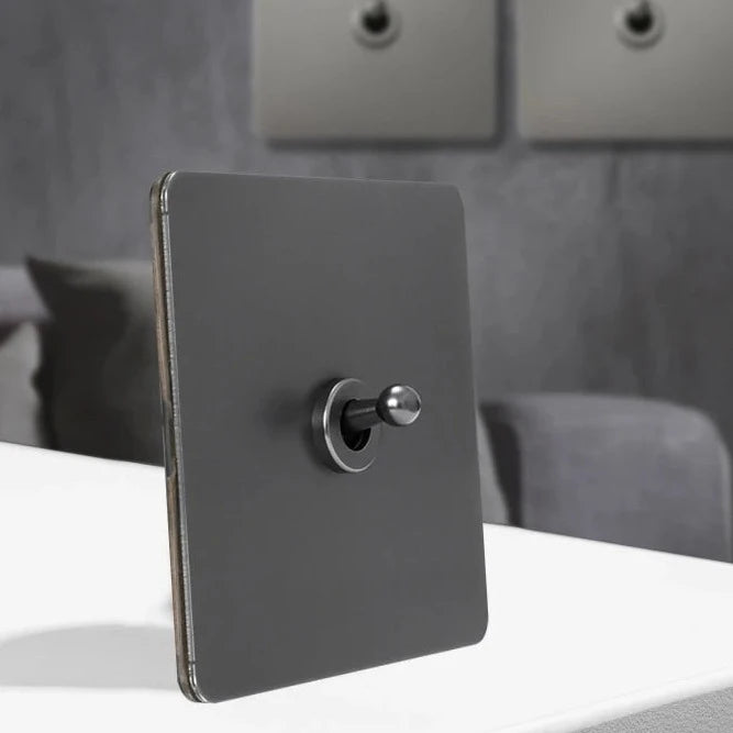 zijaanzicht van een enkele classic vierkante lichtschakelaar in gun-metal