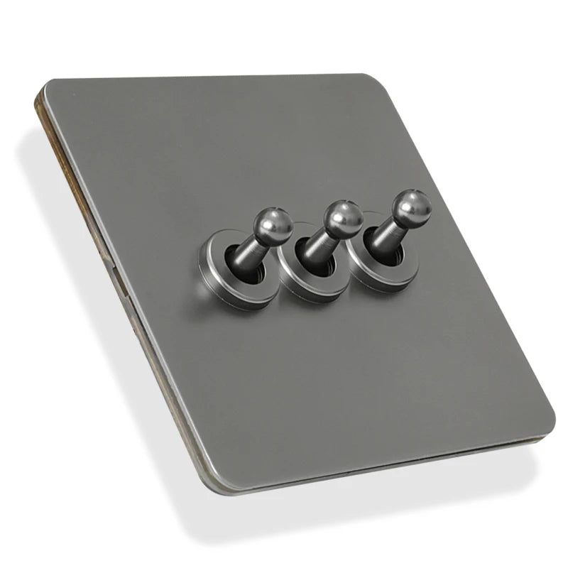 Closeup van een Classic 3-voudige vierkante inbouwschakelaar in gun metal