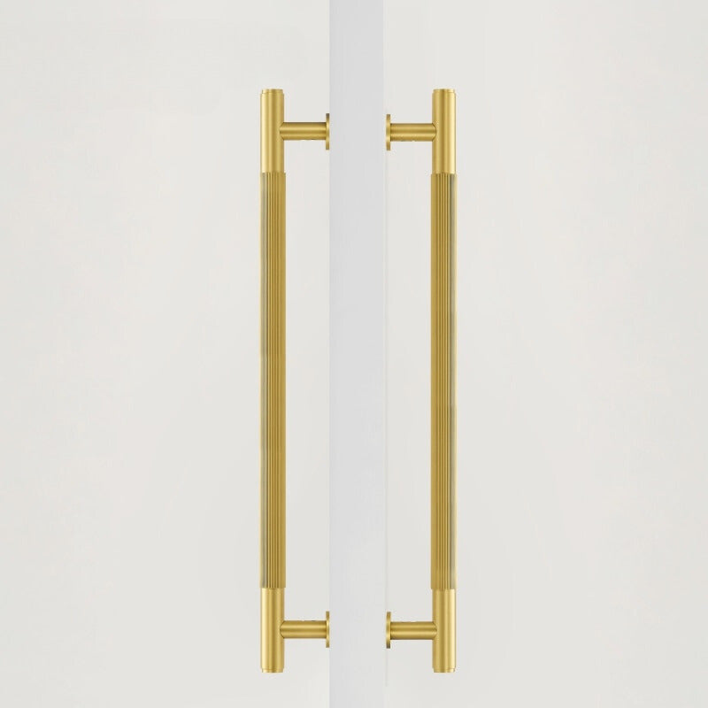 Set lange mat messing deurgrepen met linear motief  op en witte deur