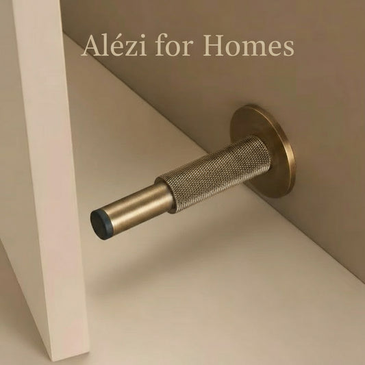 deurstop brons met knurled motief op een beige muur
