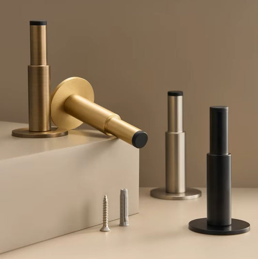 4 kleuren deurstop staand en liggend voor een beige achtergrond