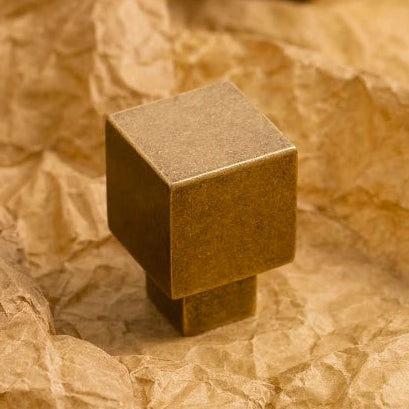 vierkante antiek messing meubelknop op gekreukeld bruin papier