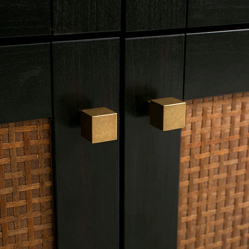 2 vierkante antiek messing meubelknoppen op een donkere kast met webbing