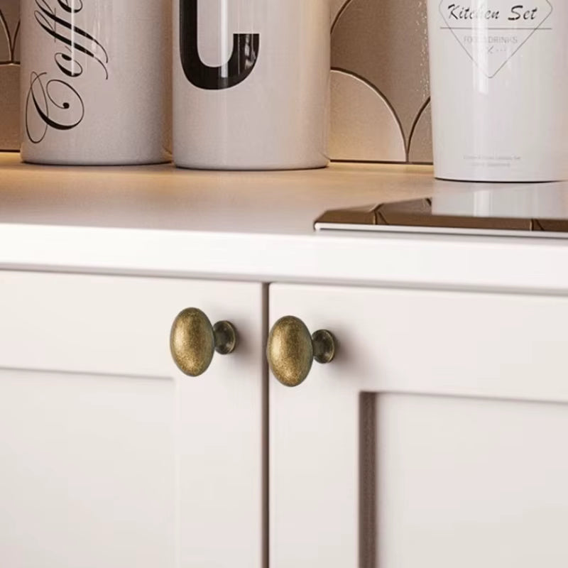 ei vormige meubelknop op een witte kast in de keuken