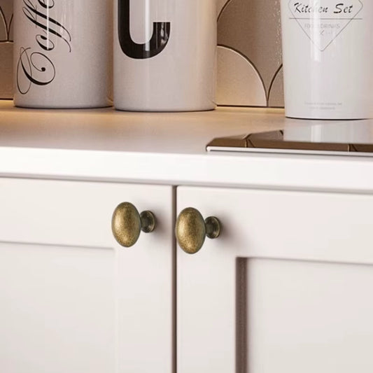 ei vormige meubelknop op een witte kast in de keuken