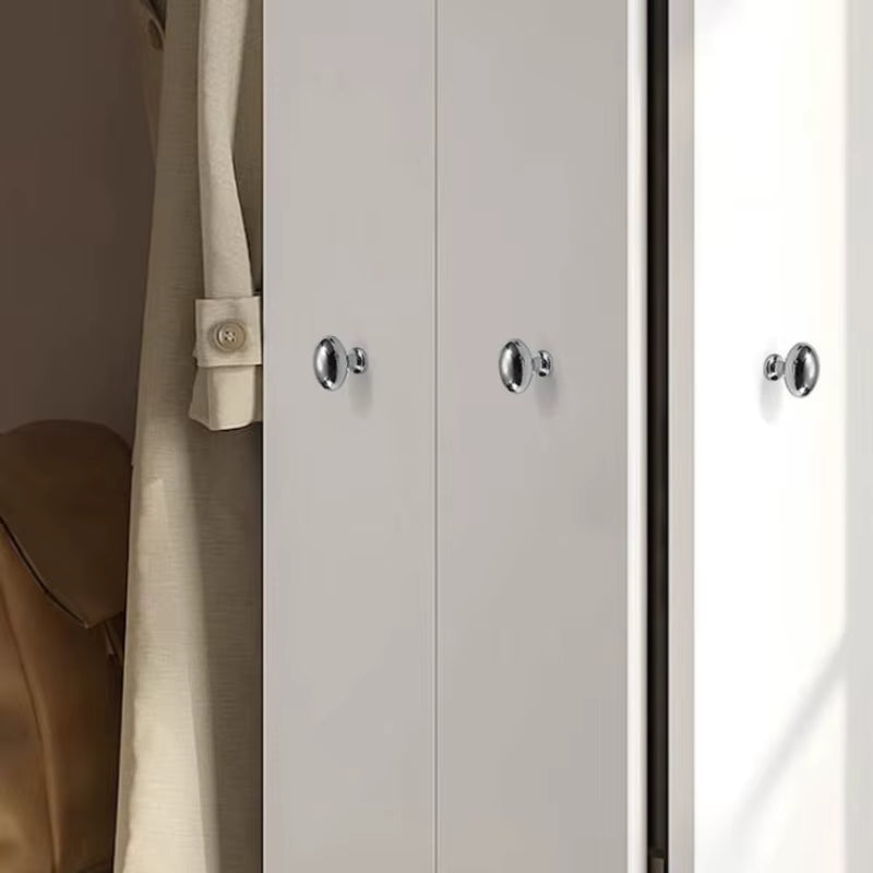 ei vormige meubelknop chroom op een witte garderobekast 