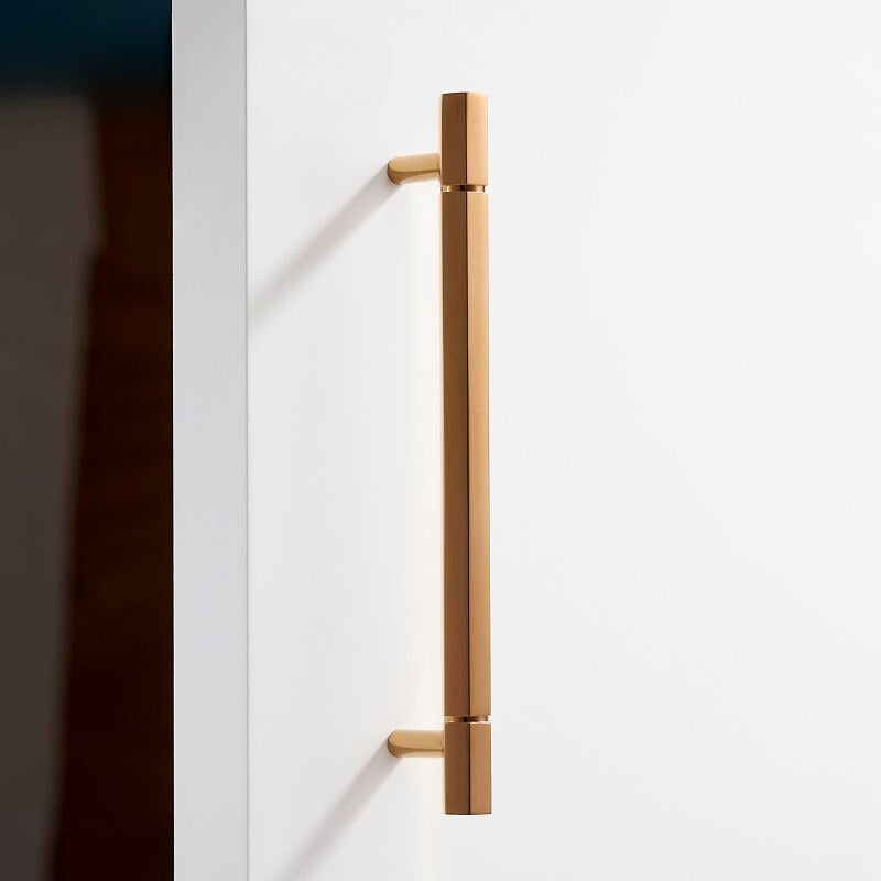 6-hoekige meubelgreep rosé-goud op een witte deur